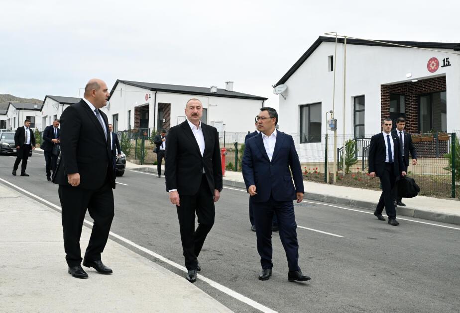 Prezidentlər Xıdırlı kəndindəki klub-icma mərkəzinin açılışında iştirak ediblər.