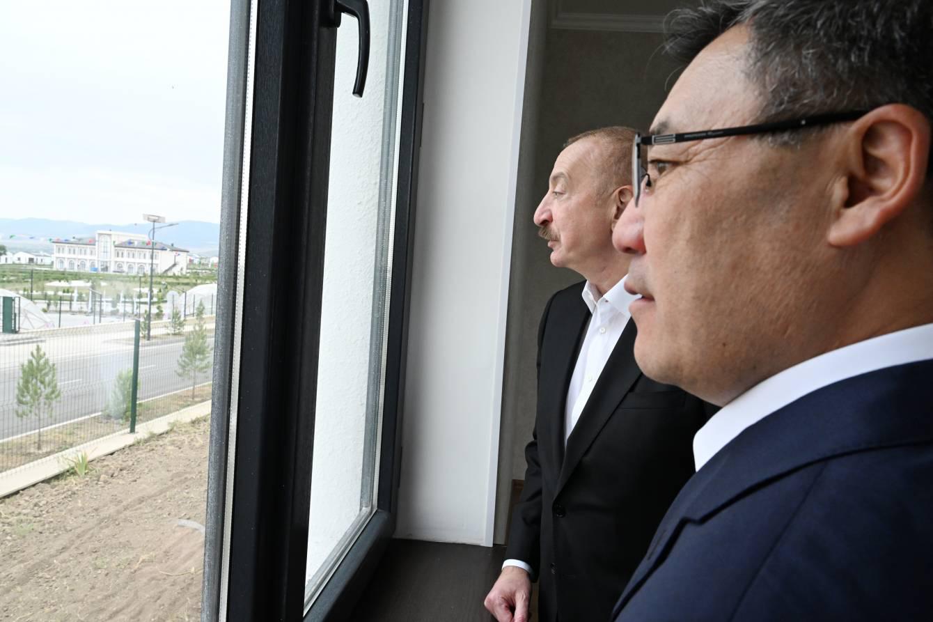 Prezidentlər İlham Əliyev və Sadır Japarov Xıdırlı kəndi körpələr evi-uşaq bağçasının açılışında...